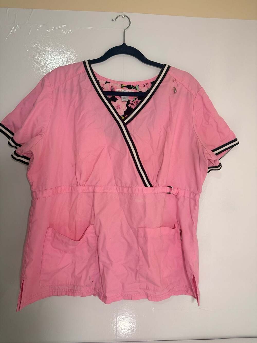 Kathy Peterson Women's Pink V-Neck Scrub Top with Trim and Pockets, Size XL